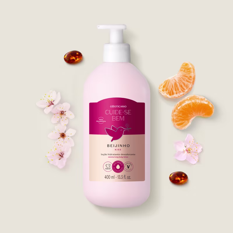 Ao redor da garrafa da loção há flores de cerejeira, fatias de tangerina e algo semelhante a gotas de óleo.