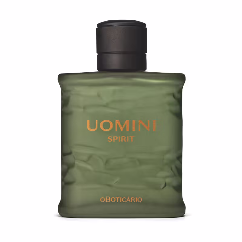 Perfume masculino em frasco retangular de vidro verde militar fosco com textura em relevo e tampa preta na parte superior. Design minimalista e robusto, com linhas retas e angulares na embalagem.