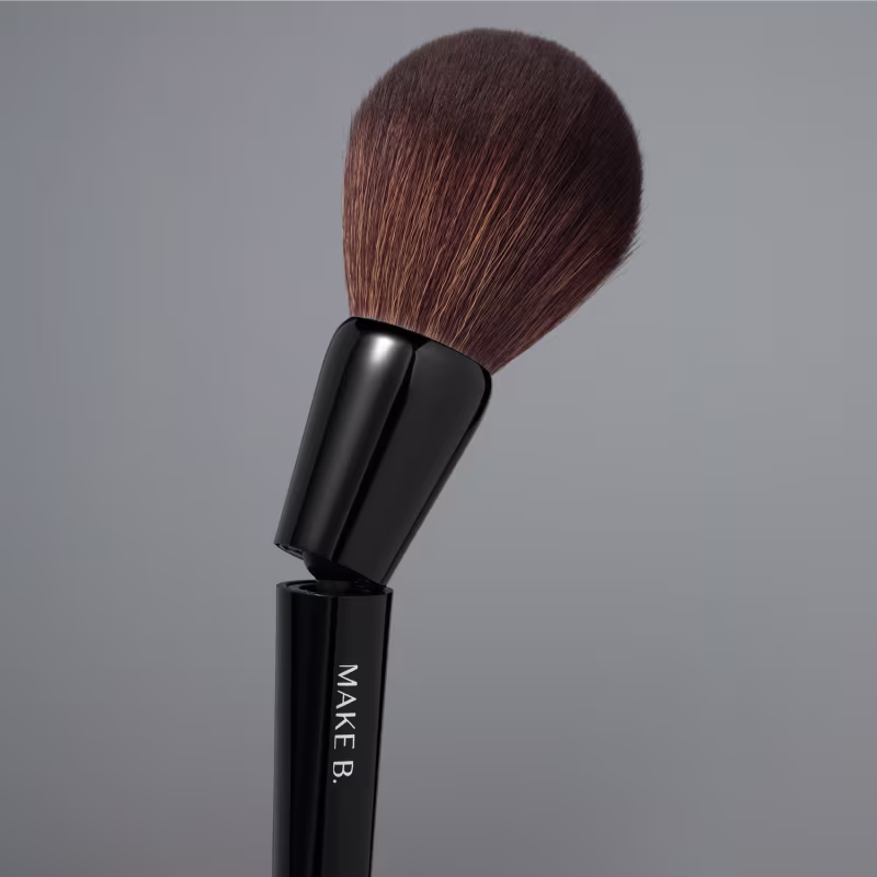 A imagem mostra a "quebra" que o cabo do pincel faz próximo às cerdas, proporcionando mais mobilidade durante o uso.