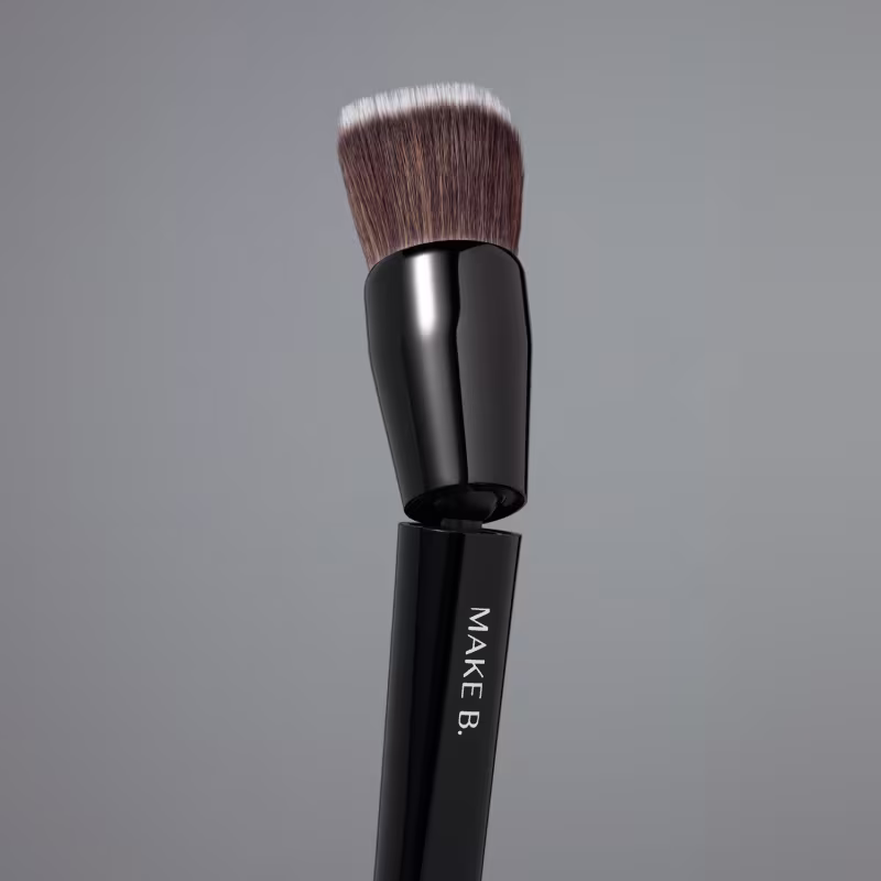 A imagem mostra a "quebra" que o cabo do pincel faz próximo às cerdas, proporcionando mais mobilidade durante o uso.