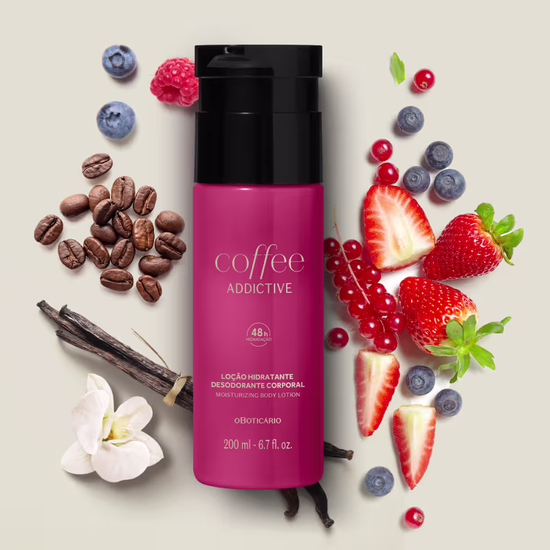 Na imagem, temos ao centro, um produto da linha "Coffee Addictive". Ao redor, estão dispostos ingredientes naturais, como café em grãos, baunilha, frutas vermelhas (morangos, framboesas e cerejas), blueberries e flores.
