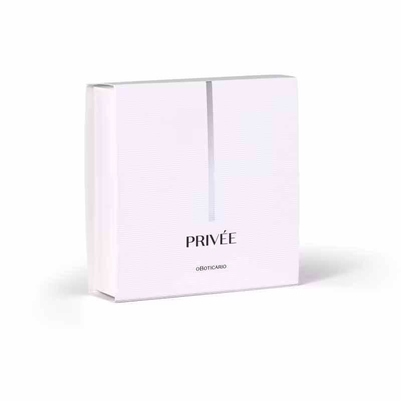Caixa branca com uma barra vertical prateada e o nome "PRIVÉE" em letras pretas, indicando um produto de beleza da marca Privée.