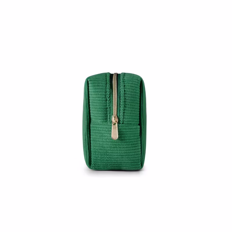 O produto apresentado na imagem é um necessaire de cor verde escuro. Possui um zíper dourado que percorre toda a extensão da bolsa, permitindo a abertura e fechamento do compartimento interno.