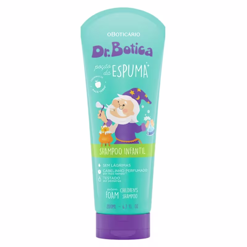 Shampoo infantil da marca Dr. Botica. Rótulo com ilustração de um feiticeiro sorridente segurando uma varinha mágica e uma poção, com estrelas e símbolos mágicos ao redor. Textos "porção da espuma" "sem lágrimas", "cabelinho perfumado".