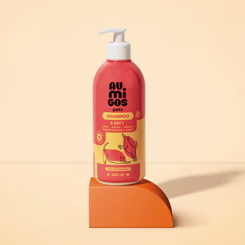 A imagem mostra um frasco de shampoo para animais de estimação. O frasco de plástico possui um dosador tipo pump. Ele está apoiado sobre uma base laranja, provavelmente para expor o produto.