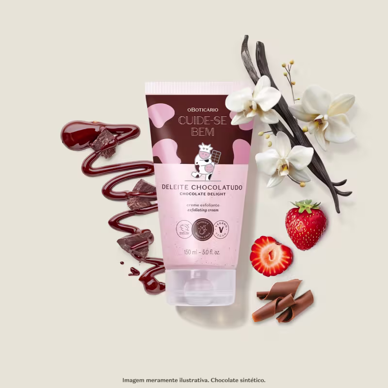 Creme esfoliante de chocolate Deleite Chocolatudo da marca O Boticário. Ao redor do tubo, há elementos decorativos como varas de chocolate, flores brancas, uma morango fresco e pedaços de chocolate ao leite.