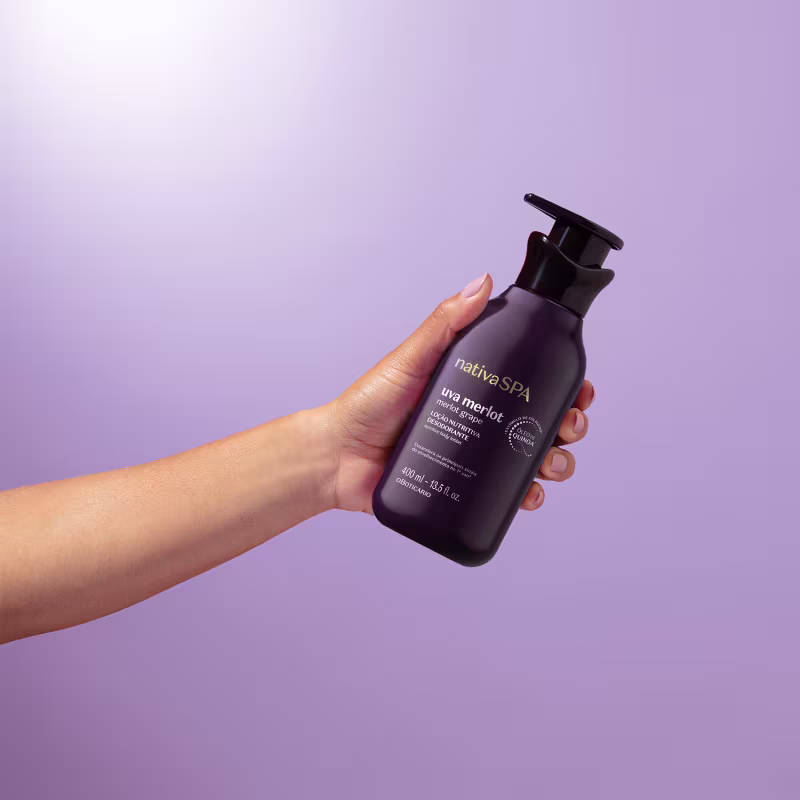 O produto mostrado na imagem é um frasco de tratamento capilar da marca Nativa SPA. O frasco possui um design preto e roxo, com um rótulo que indica que se trata de um tratamento para cabelos com uva merlot.