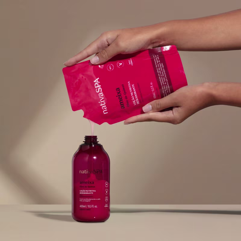 Frasco vermelho da linha Nativa SPA Ameixa, com rótulo destacado em vermelho, contendo loção nutritiva desodorante. Embalagem plástica flexível com abertura na parte superior.
