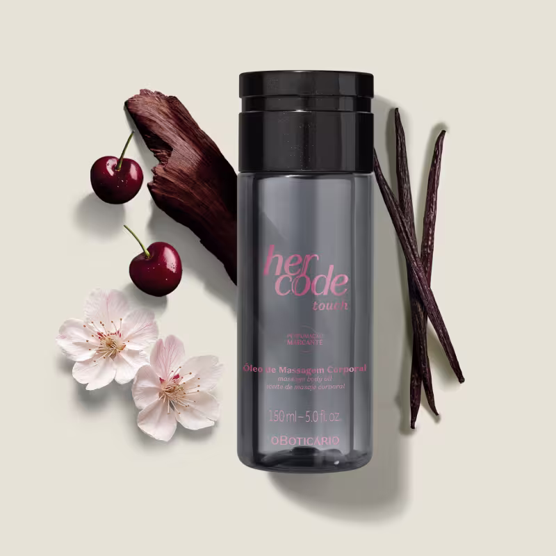 O frasco possui um rótulo com o nome da marca e o tipo de produto. Ao redor do frasco, há flores brancas e frutas vermelhas (cerejas), além de um bastão de baunilha. A apresentação geral sugere um produto de beleza e cuidados corporais.