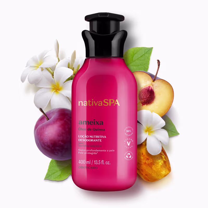 Ambiente de beleza natural com produto Nativa SPA Ameixa, contendo flores brancas, frutas e folhas verdes, em um fundo branco, sugerindo um contexto de cuidados corporais e bem-estar.