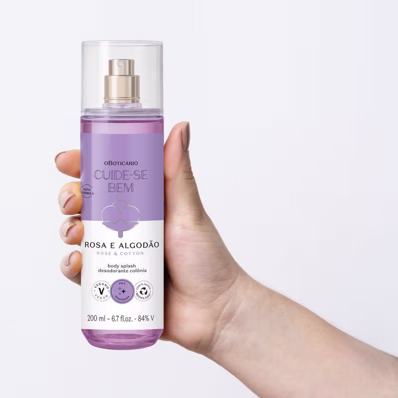 Produto de beleza da marca Cuide-se Bem, em embalagem de spray com design elegante e cores suaves de rosa e lavanda, em ambiente de fundo branco, sugerindo um contexto de cuidados pessoais e bem-estar.