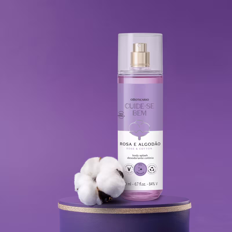Frasco de desodorante corporal da linha "Cuide-se Bem" da marca O Boticário, com rótulo em tons de rosa e branco, contendo a fragrância "Rosa e Algodão".