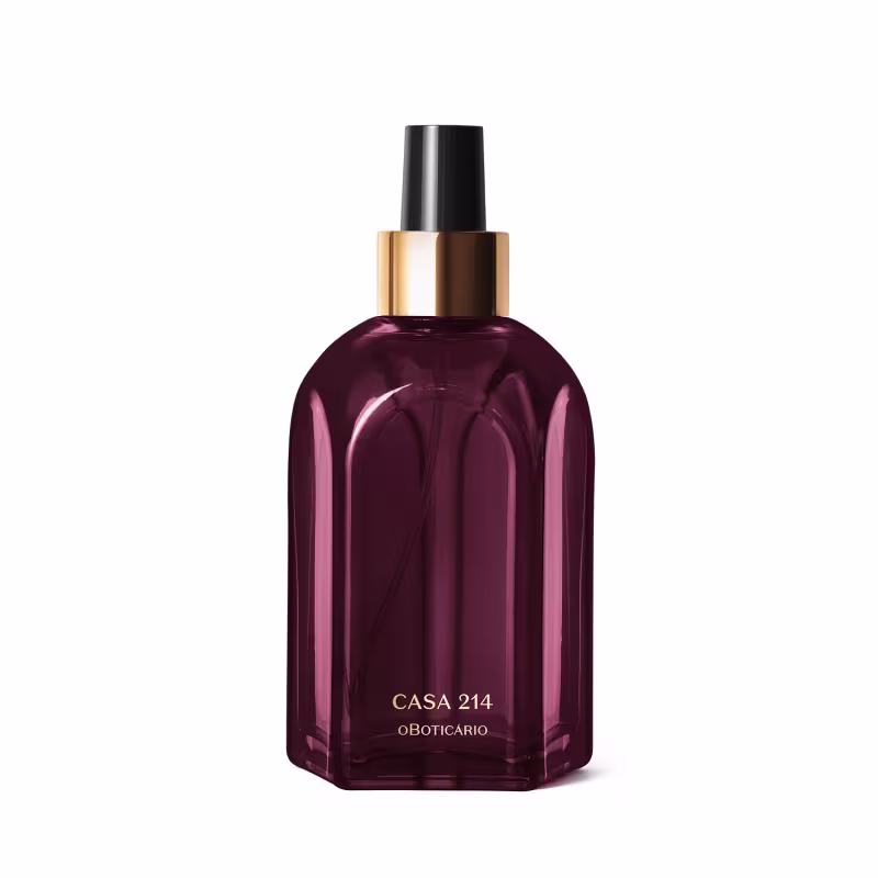 Frasco de aromatizador spray Casa 214 com design geométrico em tom de vinho e detalhes dourados no rótulo. Embalagem elegante e sofisticada, com tampa preta.