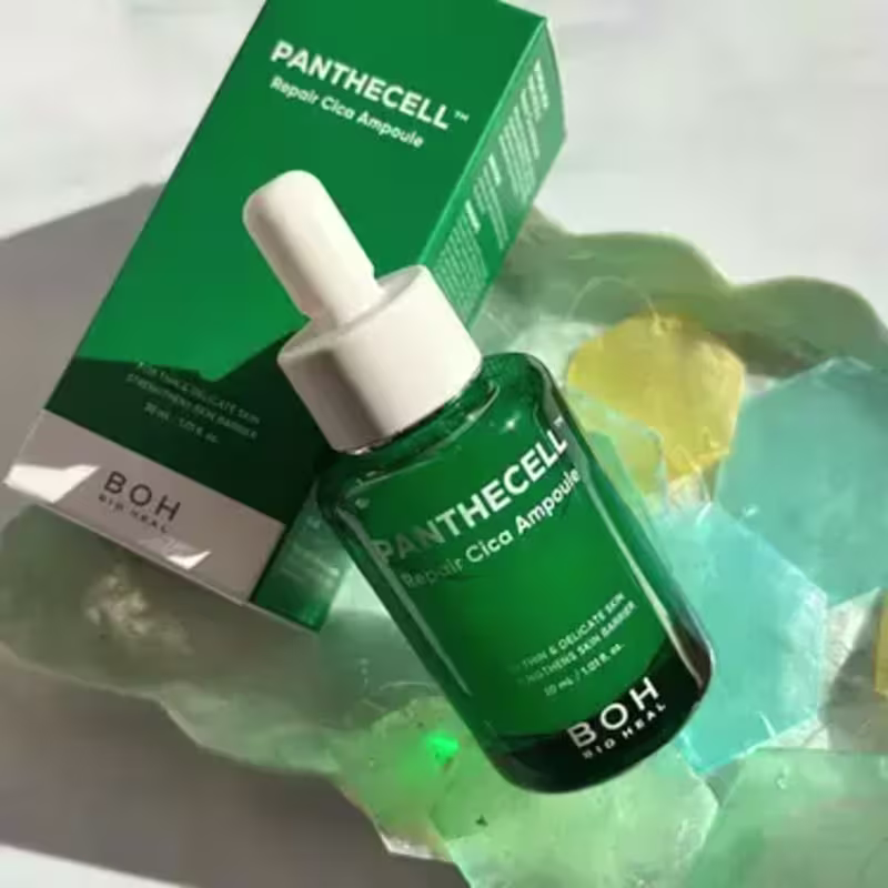 Caixa verde e frasco de vidro com conta-gotas da marca Panthercell, um produto da linha Bio Heal BOH, contendo um soro para cuidados com a pele.