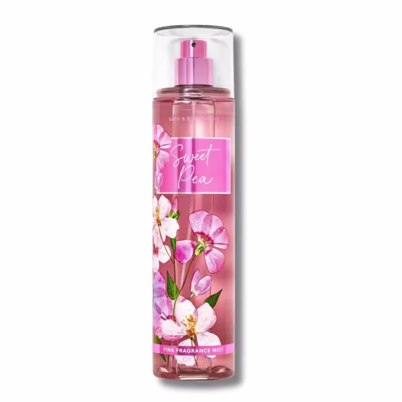 Frasco de spray de fragrância fina da Bath & Body Works, com design floral rosa e rótulo "Sweet Pea". O produto apresenta uma embalagem transparente que permite visualizar o líquido rosa no interior.