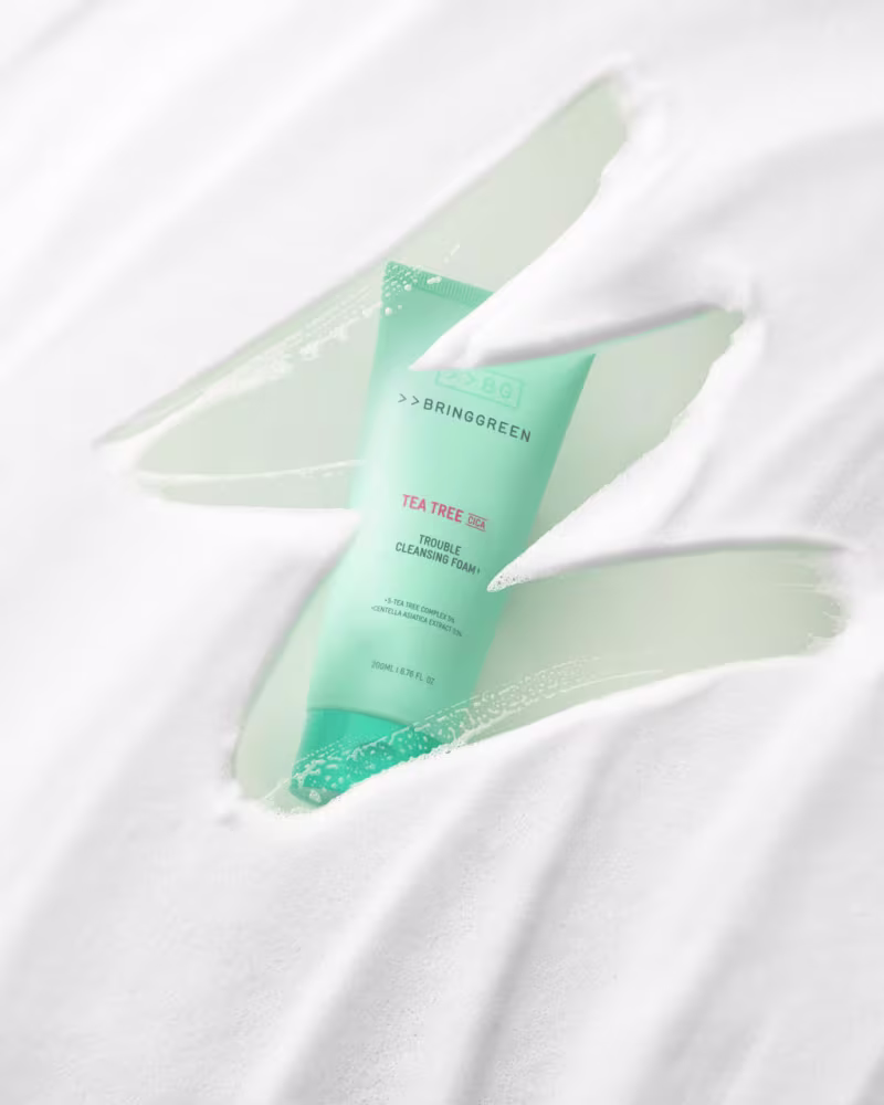 Produto da marca Bringgreen, com design minimalista em tons de verde, em um ambiente claro e suave, sugerindo um contexto de cuidados com a pele.