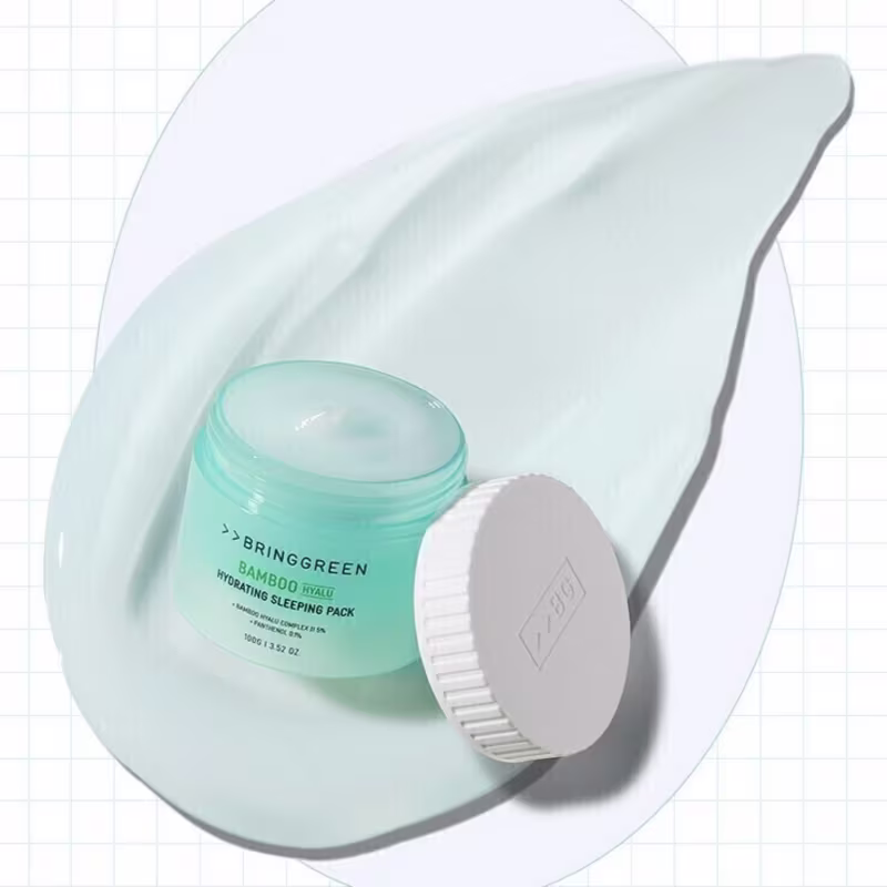 Bringgreen Bamboo Hydrating Sleeping Pack, com embalagem verde-clara e tampa branca. Rótulo com o nome do produto "Bamboo Hydrating Sleeping Pack" em letras verdes.
