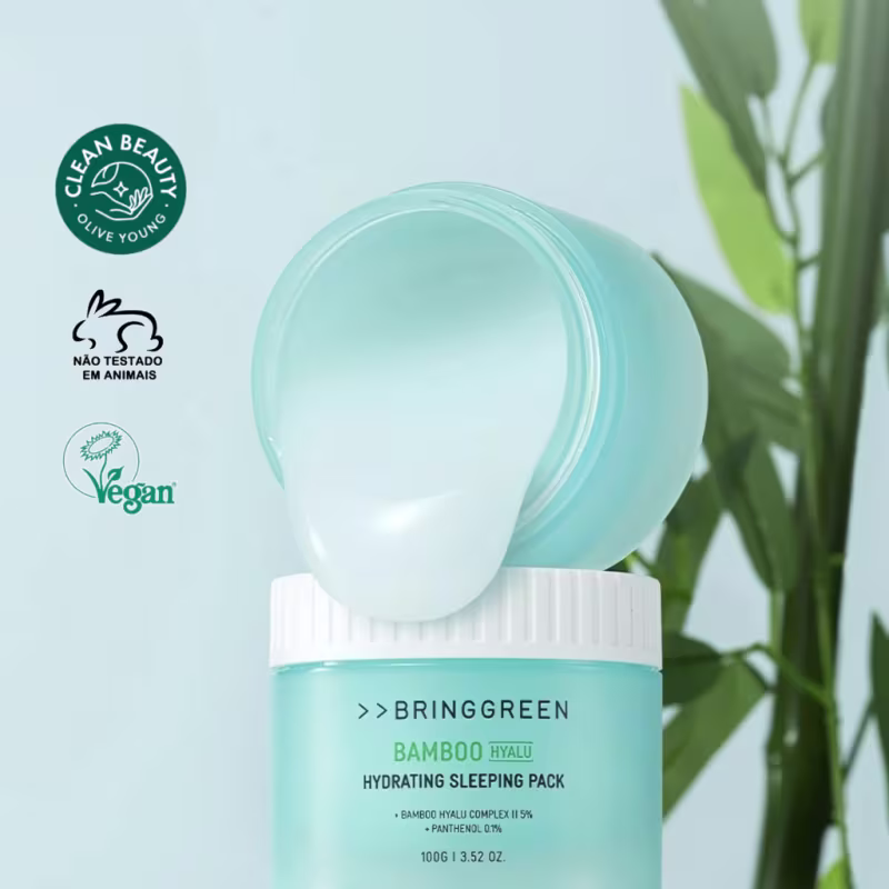 Embalagem de produto da marca Bringgreen, com design minimalista em tons de verde, destacando o ingrediente principal - bambu. Ambiente natural com folhagens ao fundo, sugerindo uma proposta de cosmético vegano e sustentável.
