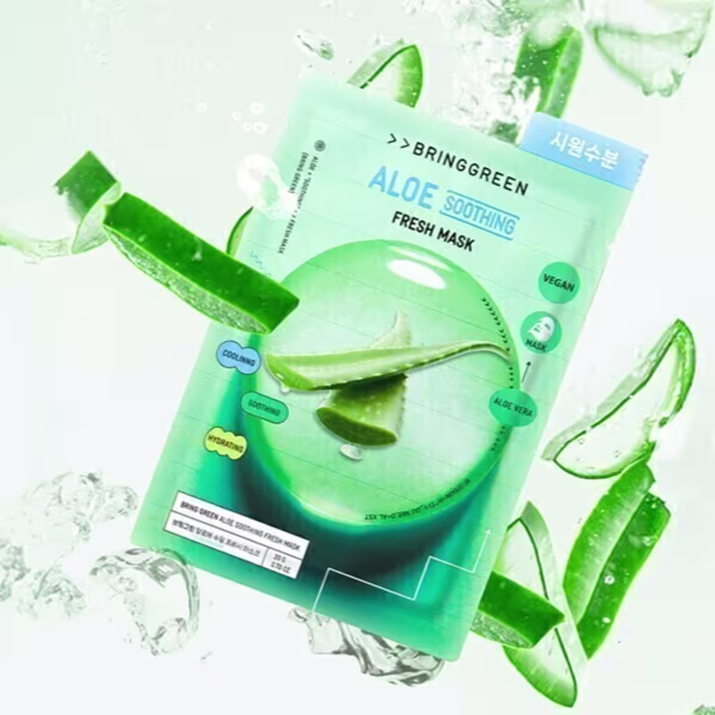 Máscara facial refrescante de aloe vera da marca Bringgreen, em embalagem verde com detalhes em azul, contendo pedaços de aloe vera fresca e informações sobre os ingredientes na parte frontal.