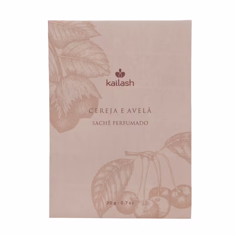 Caixa de papelão bege com ilustrações de folhas e cereja, contendo sachê perfumado da marca Kailash.