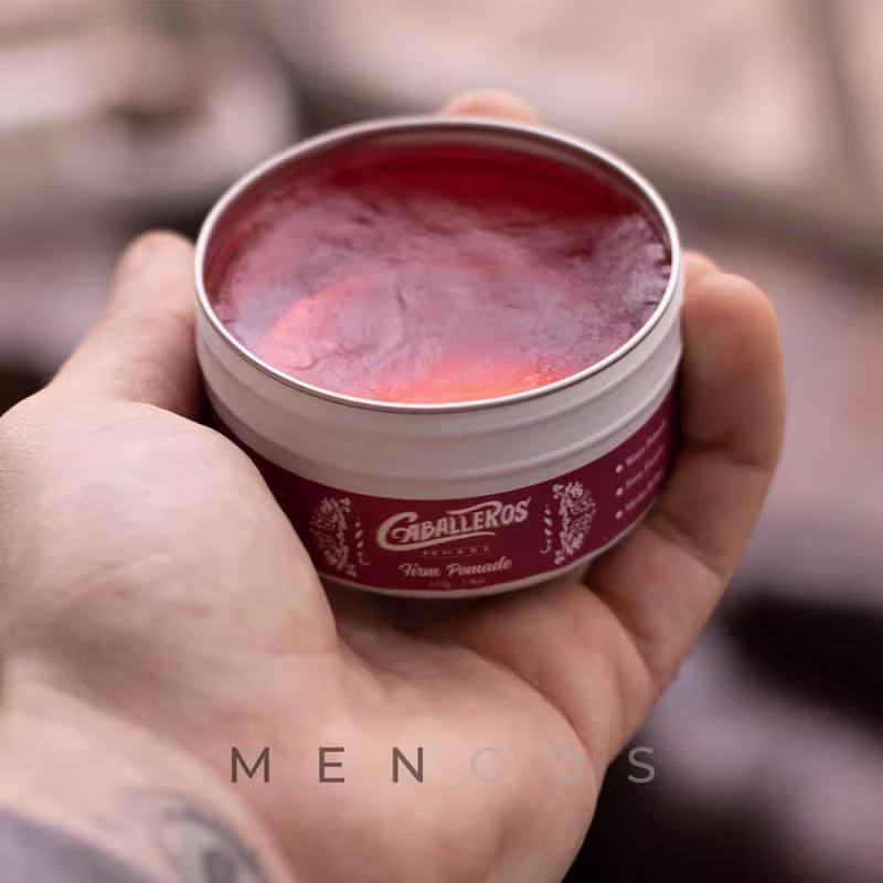 Pomada Modeladora Caballeros Firm Pomade. Volumetria de 110g.