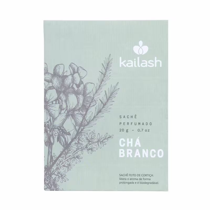 Sachê perfumado Kailash de Chá Branco, em embalagem retangular de cor verde-clara, com ilustrações florais em tons de cinza e texto descritivo.
