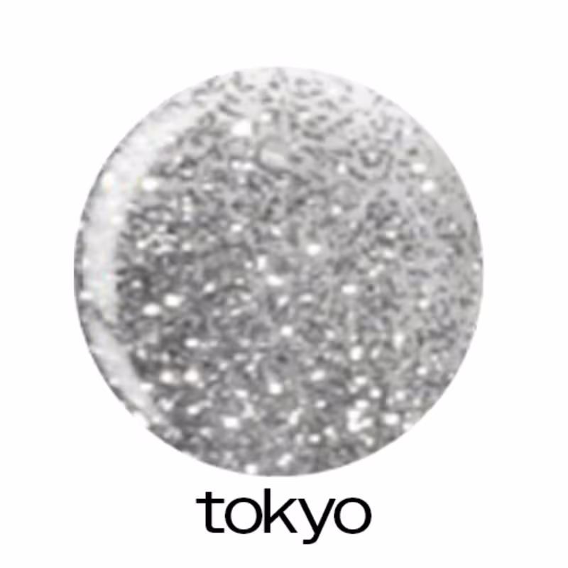 Amostra em formato circular do gel para construção de unhas com a cor prata brilhante. Abaixo está escrito "tokyo"