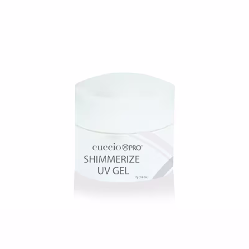 O produto apresentado é um gel UV da marca Cuccio Pro, chamado "Shimmerize UV Gel". A embalagem é um recipiente branco com um rótulo preto e branco, contendo informações sobre o produto. O gel é transparente e parece ter uma textura suave e brilhante.