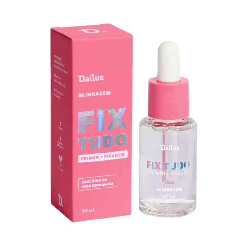 A imagem mostra uma caixinha rosa, ao lado do frasco do primer, transparente, com tampa conta-gotas rosa e branca.