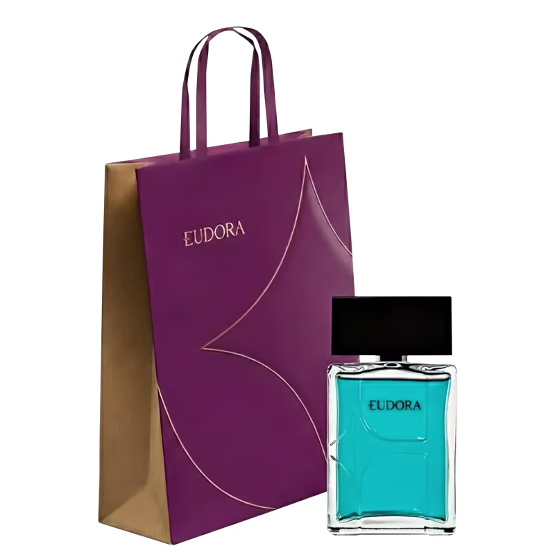 Sacola de compras da marca Eudora em tom roxo, contendo um frasco de perfume azul da mesma marca. A embalagem do perfume apresenta o nome da marca em destaque.