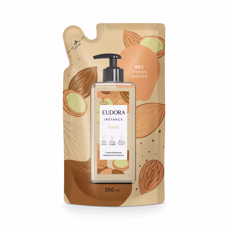 imagem do frasco Instance Karité na cor bege decorada com ilustrações de folhas e frutas de karité, estão descritas algumas das propriedades como ser hidratante, desodorante corporal, ter ingredientes naturais e 350ml e o produto contér 80% menos plástico