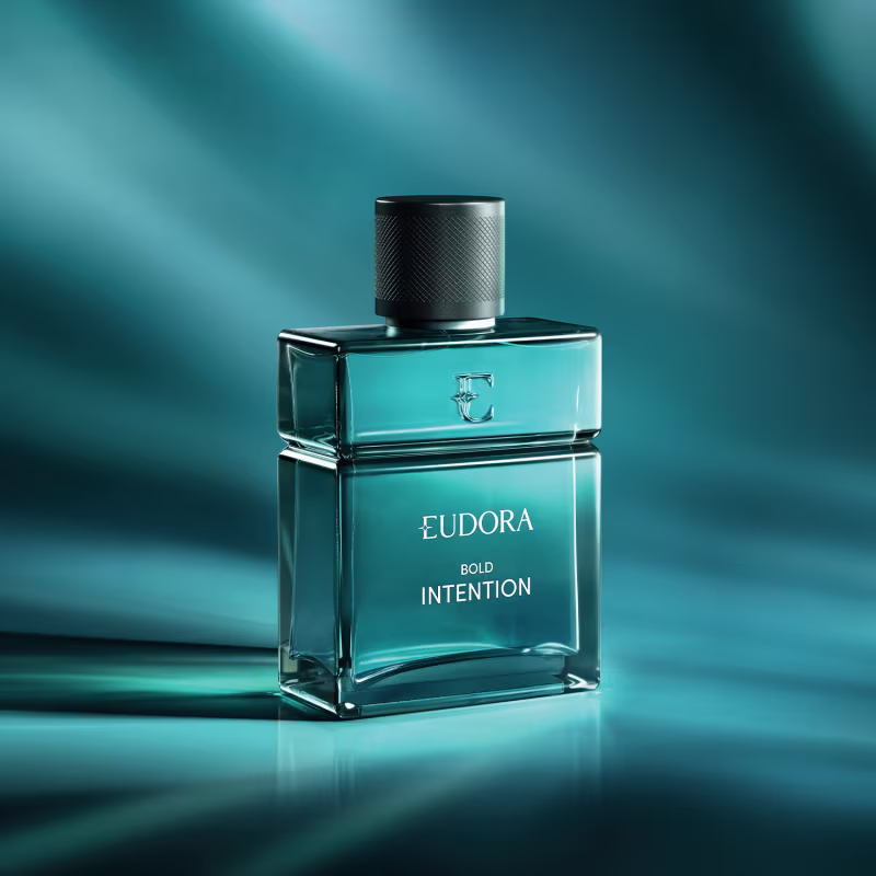 O produto apresentado é um frasco de Desodorante Colônia masculino da marca Eudora, chamado "Bold Intention". O frasco é retangular, com um design moderno e elegante, em tons de azul esverdeado.