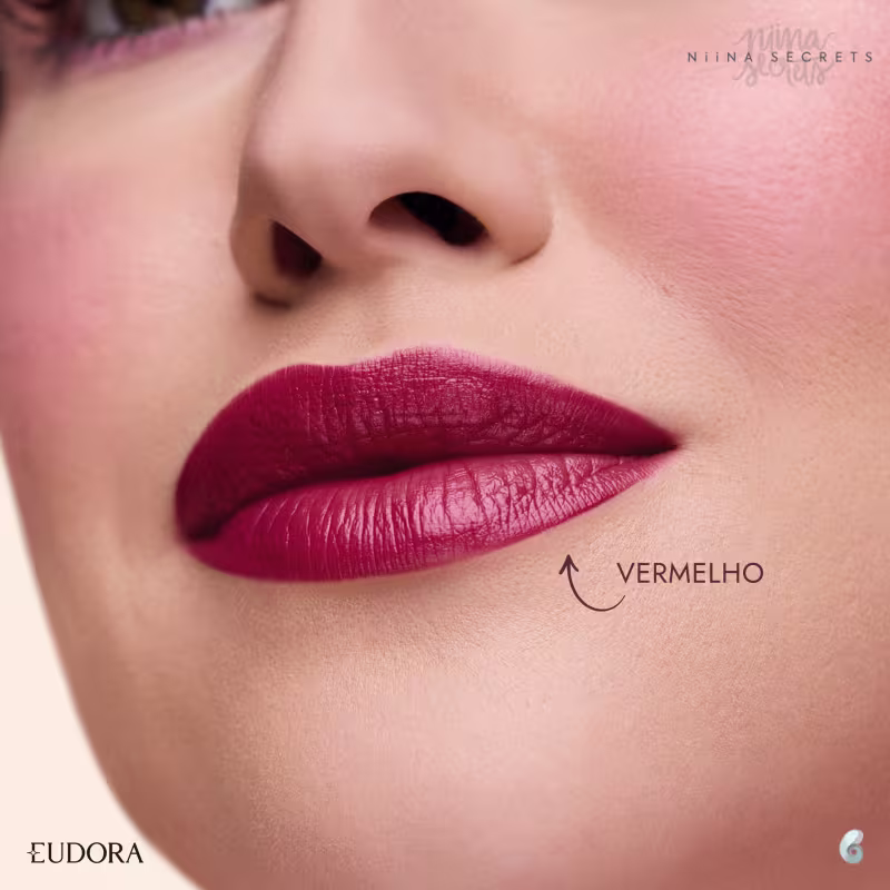 Uma modelo feminina bem maquiada, close nos lábios com o batom