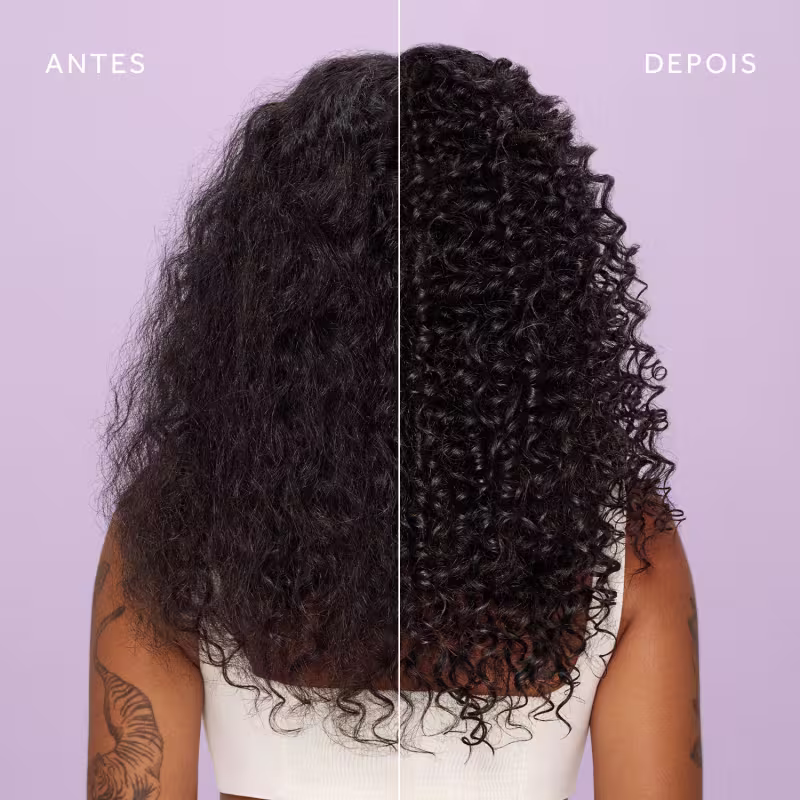 A imagem mostra o antes e depois do uso do produto de Siàge. Na imagem "antes", os cabelos aparecem sem definição e com aspecto ressecado. Já na imagem "depois", apresentam cachos definidos e brilhantes, com uma aparência mais saudável e hidratada.