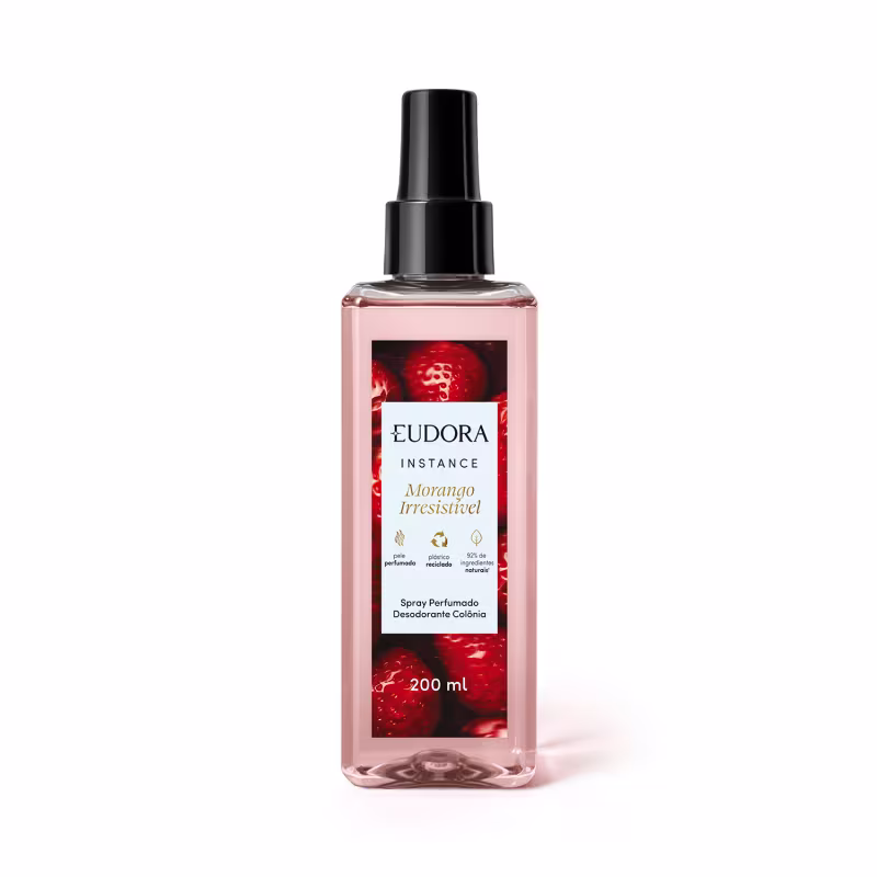 O produto apresentado é um spray perfumado desodorante da linha Instance da marca Eudora. O frasco é de plástico transparente com uma tampa preta. A embalagem possui uma imagem de morangos, que parecem ser a inspiração para o aroma do produto.