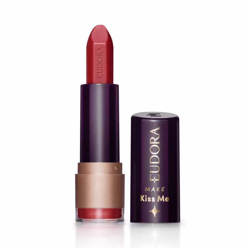 Batom da marca Eudora, com embalagem preta e dourada, exibindo o nome "Make Kiss Me" no rótulo.