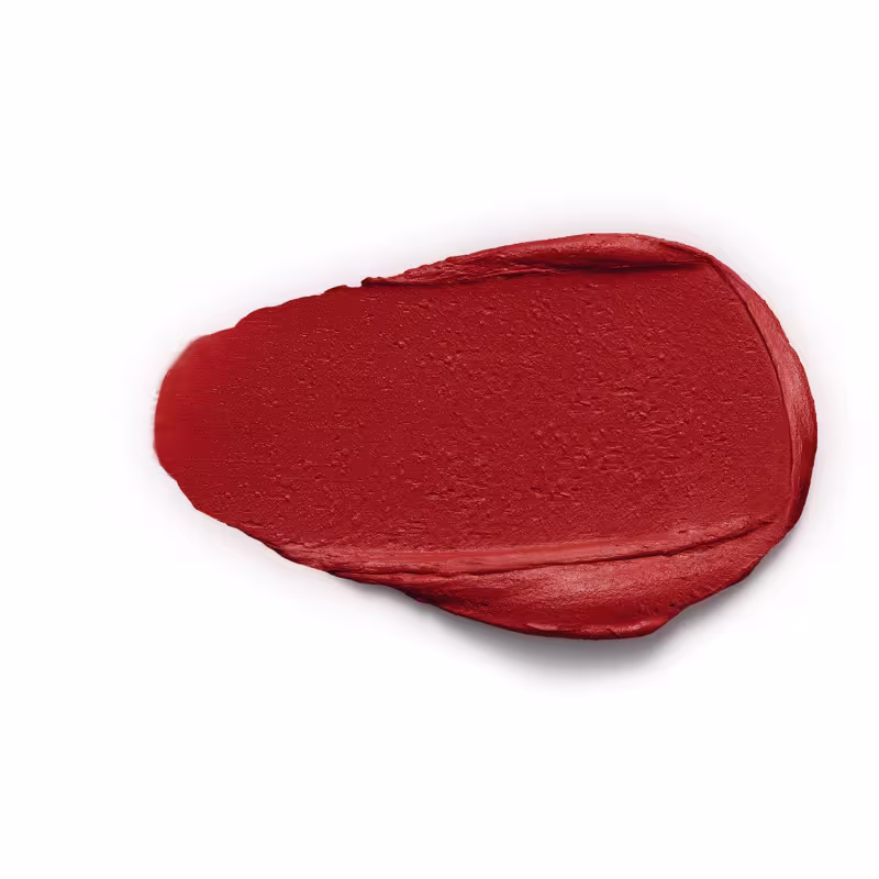 Textura de batom de cor vinho intensa, com acabamento matte e consistência aveludada, aplicada sobre superfície branca.