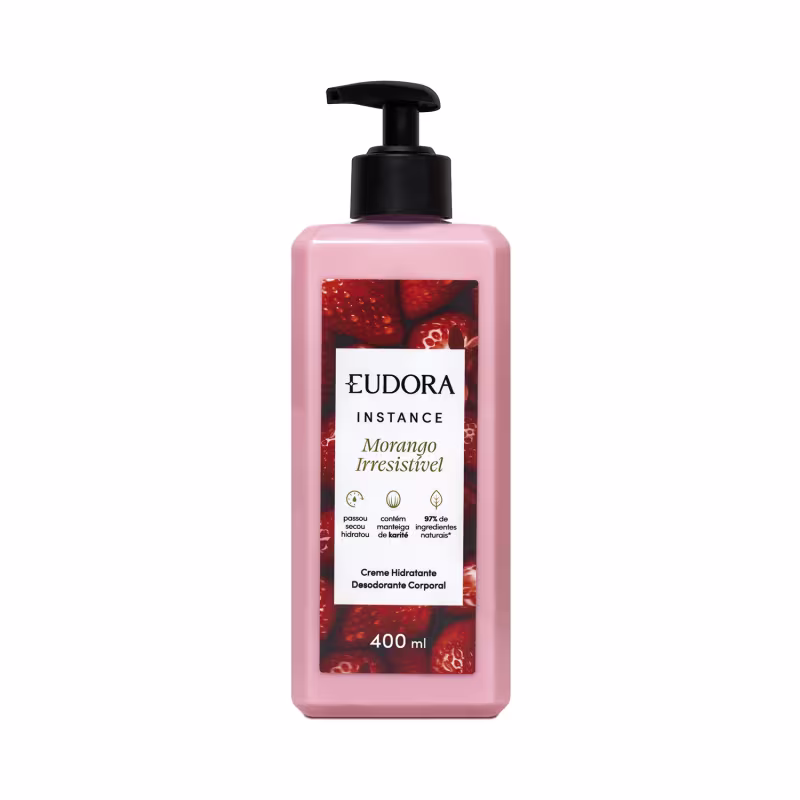 O produto apresentado é um creme hidratante corporal da marca Eudora, da linha Instance, com fragrância de morango irresistível. A embalagem é um frasco plástico transparente, com o conteúdo do produto rosado.