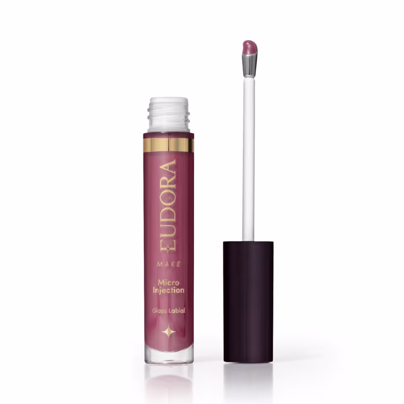 Gloss labial da marca Eudora Make, com aplicador, em tom rosé, com rótulo dourado contendo o nome "Micro Injection" e "Gloss Labial".