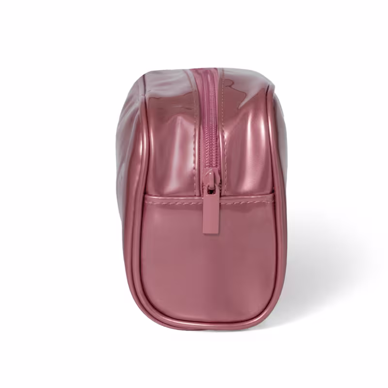 Nécessaire rosé metálica vista de lado com zíper e formato retangular.