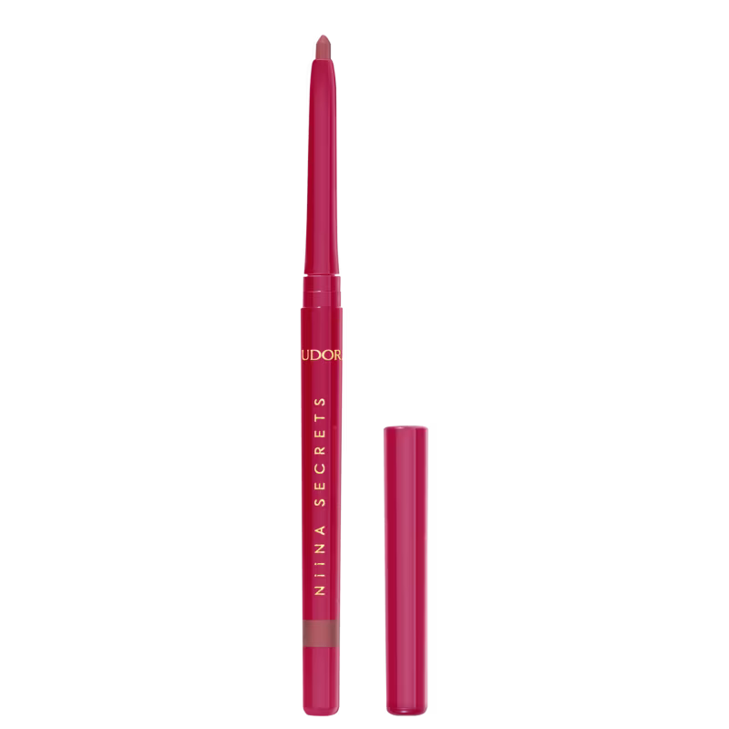 Lápis labial rosa da marca Niina Secrets, com embalagem cilíndrica vermelha. O produto possui uma ponta afilada para aplicação precisa do batom.