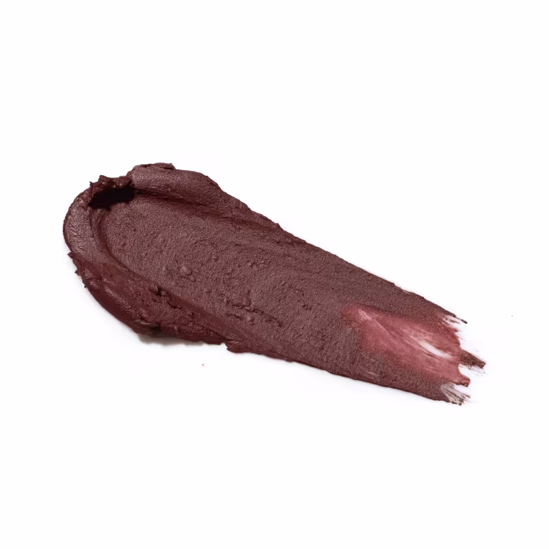Amostra de batom amarronzado com textura cremosa e acabamento semi-matte. Apresenta superfície lisa e uniforme, com leve reflexo. A cor predominante é um tom de marrom profundo.