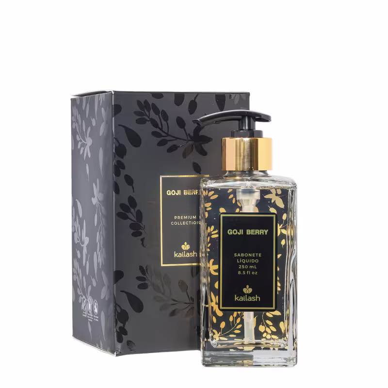Frasco de sabonete líquido Goji Berry da marca Kailash, com embalagem preta e dourada apresentando um padrão floral. O produto possui 250 ml e está inserido em uma caixa decorativa com o mesmo padrão.