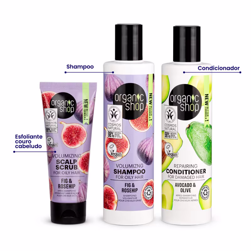 A imagem mostra um shampoo em frasco plástico branco com rótulo lilás e imagens de figo. Há um tubo lilás com o esfoliante capilar com o mesmo design do shampoo. Por fim, há um frasco branco com o condicionador e o rótulo com abacates espalhados.