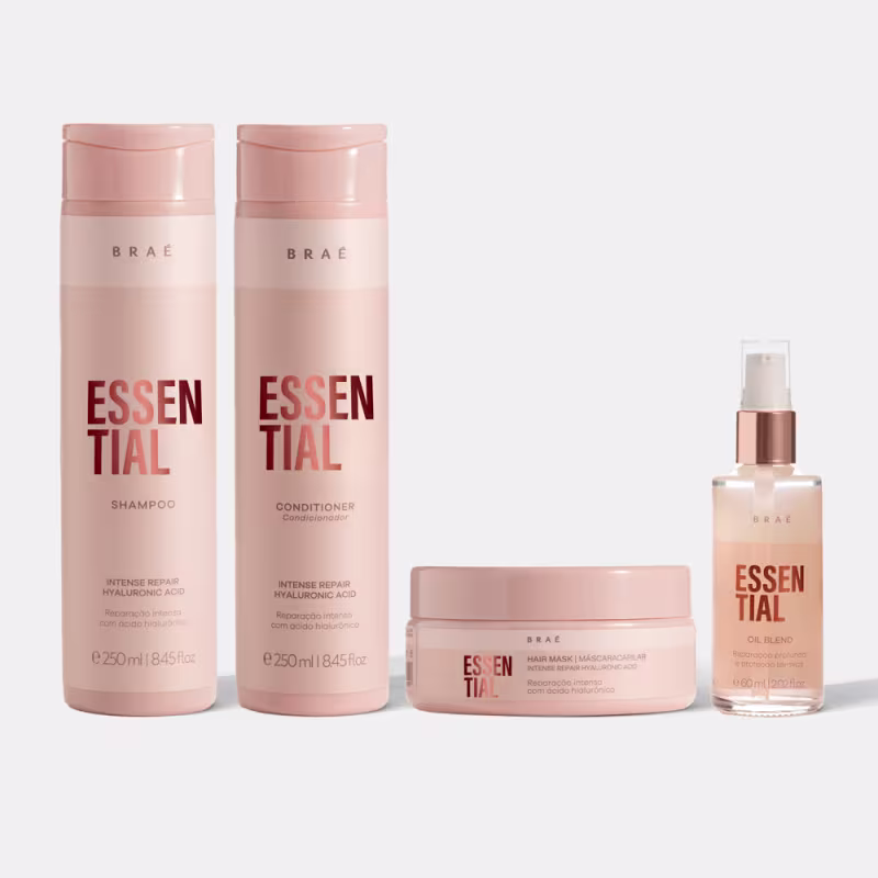 A imagem mostra produtos da linha Essential da marca Braé. Há dois frascos altos e cilíndricos de shampoo e condicionador. Um frasco menor de óleo capilar na mesma tonalidade rosa clara. E um pote de máscara capilar na cor rosa escuro.