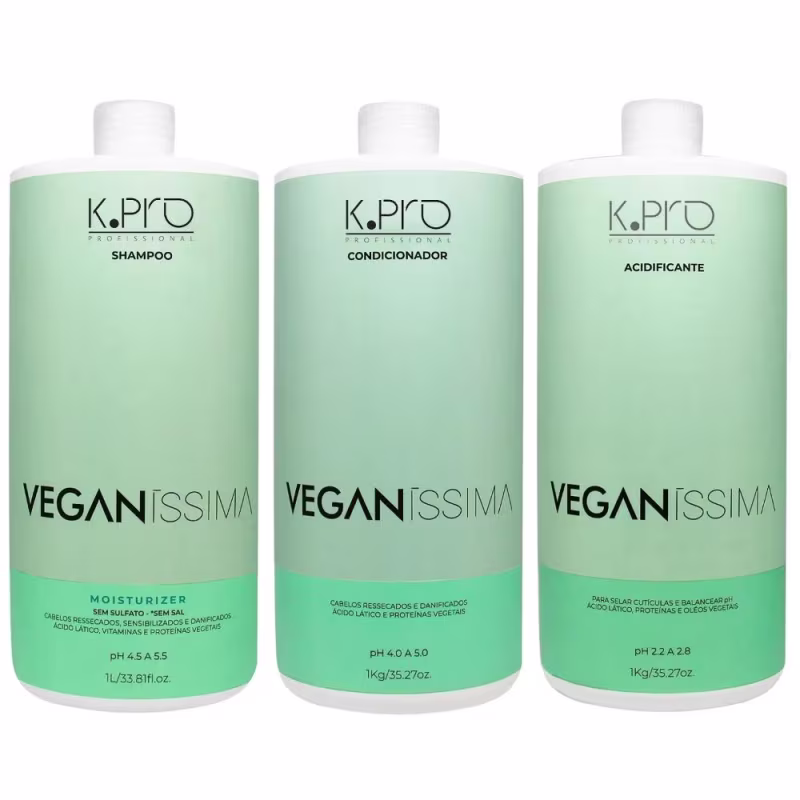 Três frascos de produtos de beleza da marca K.Pro, com rótulos em verde claro e texto "Veganíssima", incluindo shampoo, condicionador e acidificante, com informações sobre pH e volume.