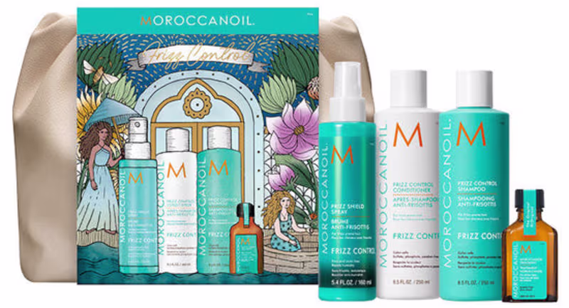 Caixa e embalagens de produtos Moroccanoil em tons de azul e verde, incluindo frascos de shampoo, condicionador e óleo para cabelos. Rótulos e ilustrações com estilo artístico e elementos decorativos.