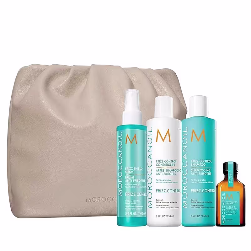 Conjunto de produtos Moroccanoil para controle de frizz, incluindo spray, condicionador, shampoo e óleo, em embalagens brancas e azuis, com a marca Moroccanoil destacada.