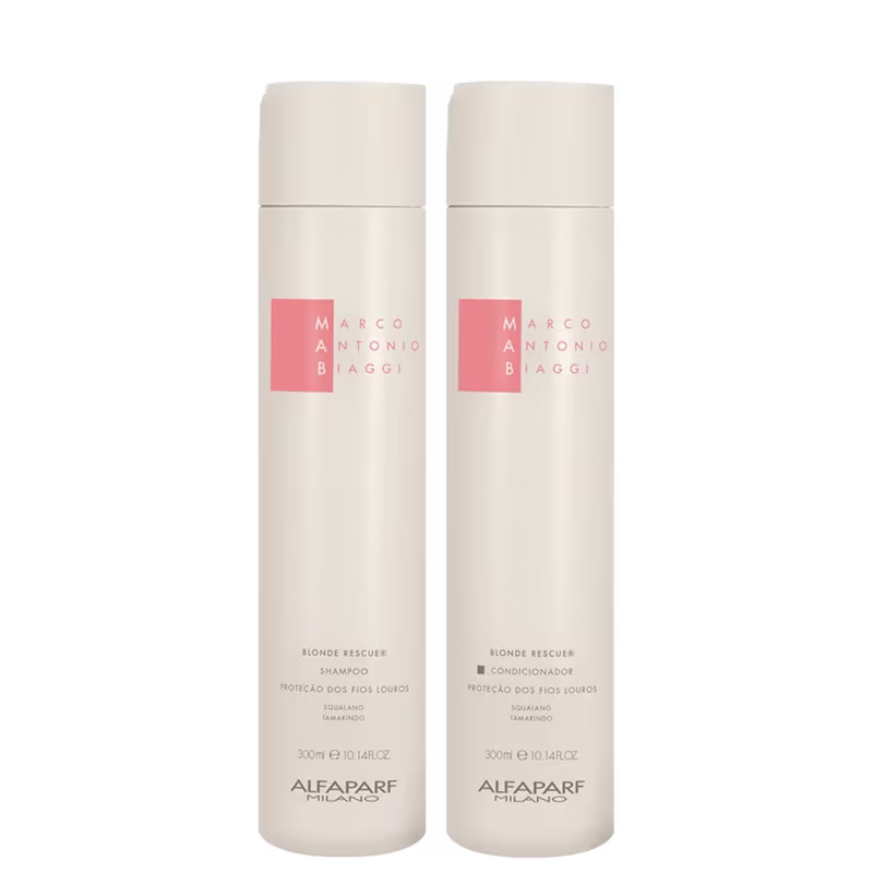 A imagem mostra kit do shampoo e condicionador da linha Blonde Rescue de 300ml cada, da marca MAB by Alfaparf Milano. Os frascos têm um formato cilíndrico alongado e são de cor branca com logotipo rosa. Traz indicação para proteção de fios louros.