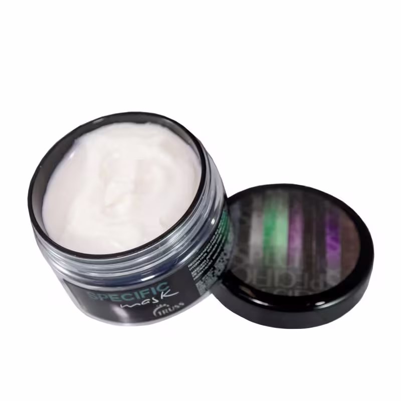 A imagem mostra um pote de plástico contendo um produto em forma de creme branco. O rótulo do produto tem o nome "Specific Mask" escrito. Trata-se de um creme capilar, de textura densa e ideal para hidratar profundamente os fios.
